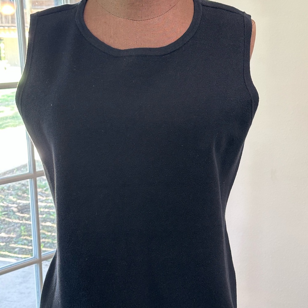 Black Liz Claiboene sleevlees sweater top.